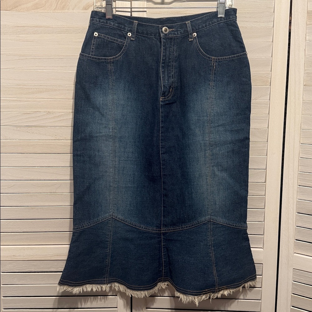 Y2K Denim Trumpet Skirt with Frayed Hem. Size 6